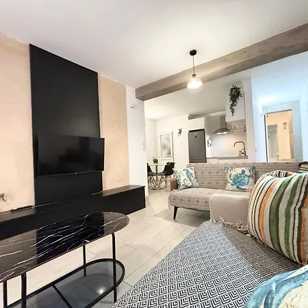 Central & Modern In Playa Las Vistas