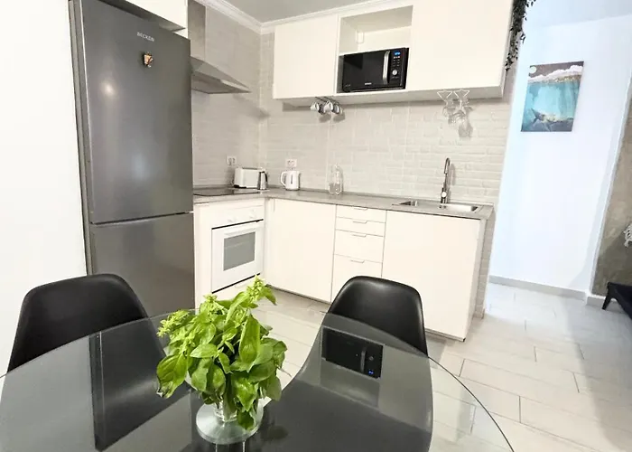 Central & Modern In Playa Las Vistas